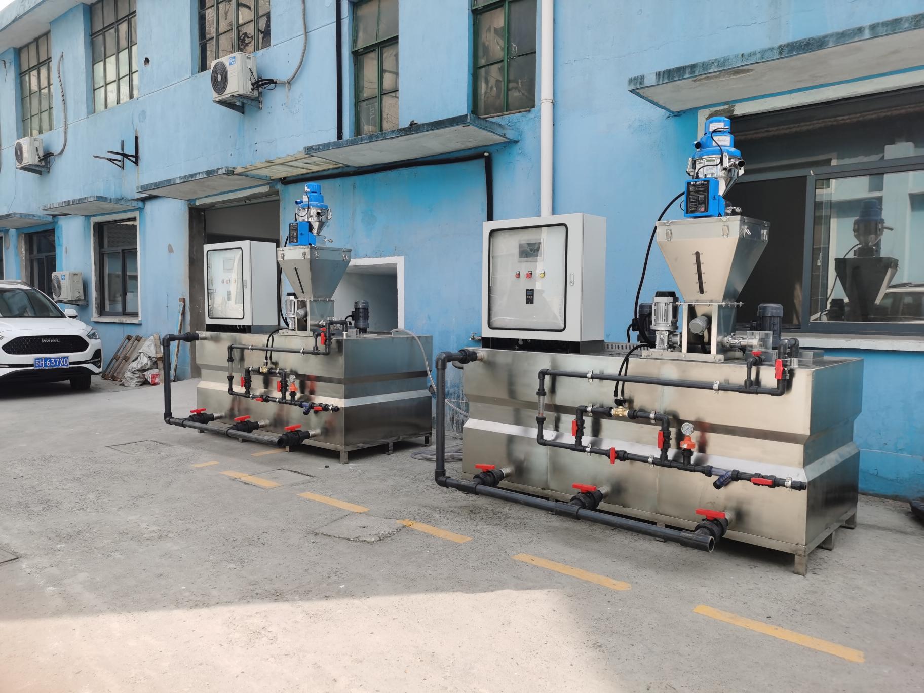 本機小巧玲瓏，主要由1、電控系統，2、料斗，3、定量干粉投加器，  4、攪拌機，5、溶液箱，6、排空系統，7、給水系統組成